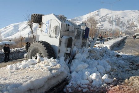 Başkale'de polis aracı kaza yaptı: 3 yaralı