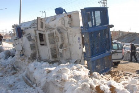 Başkale'de polis aracı kaza yaptı: 3 yaralı