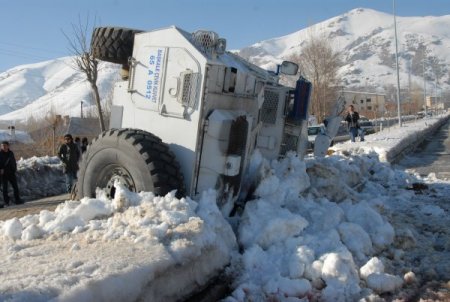 Başkale'de polis aracı kaza yaptı: 3 yaralı