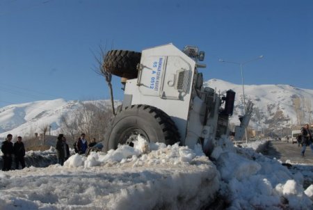 Başkale'de polis aracı kaza yaptı: 3 yaralı