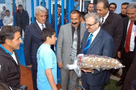Başkale'de Suni Çim Saha Açıldı