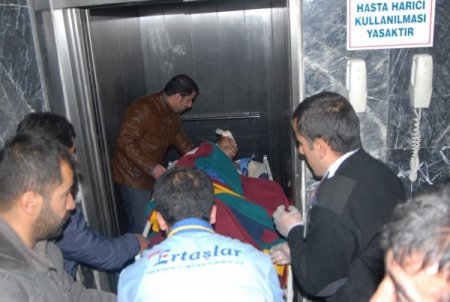 Başkale'de yaralılar için ambulans bekleniyor