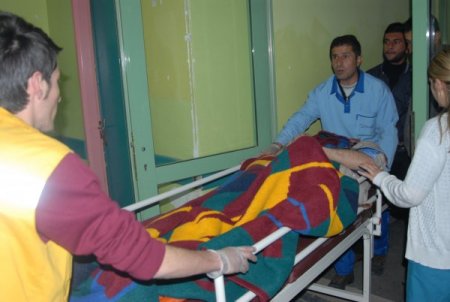 Başkale'de yaralılar için ambulans bekleniyor