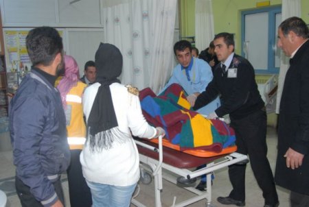Başkale'de yaralılar için ambulans bekleniyor