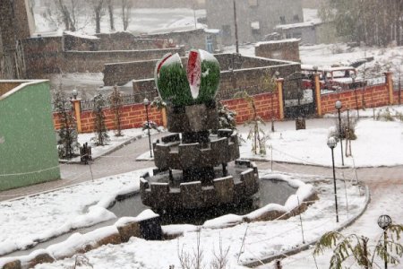 Başkale’ye mevsimin ilk karı yağdı