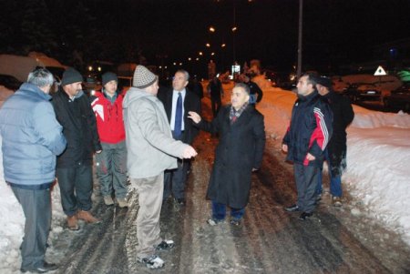 Başkan, karla mücadele ekibine baklava ikram etti