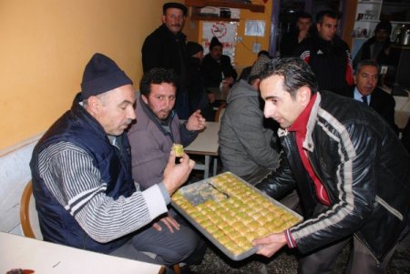 Başkan, karla mücadele ekibine baklava ikram etti