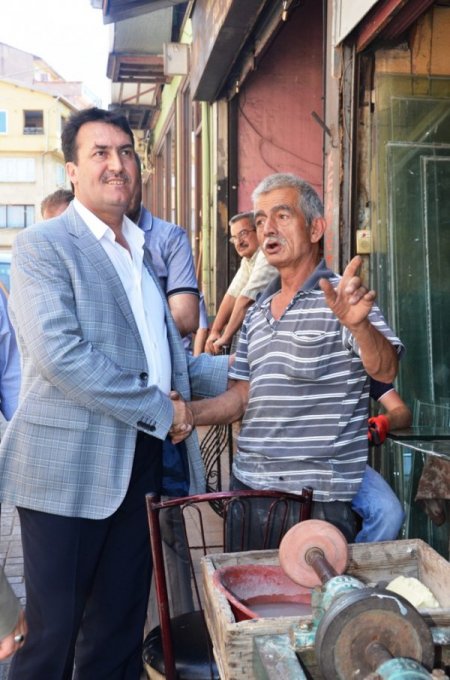 Başkan, Mahalle Mahalle Gezip Dert Dinliyor