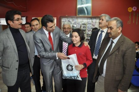 Başkan Açıkgöz'e Gelen Çiçekler, Çocuklara Hediye Oldu