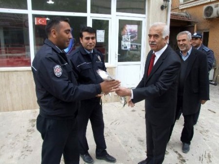 Başkan Ağaoğlu, vatandaşlarla gül dağıttı