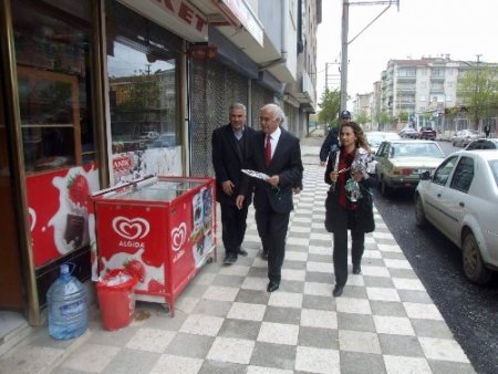 Başkan Ağaoğlu, vatandaşlarla gül dağıttı