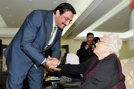 Başkan Ak, huzurevi sakinlerini yalnız bırakmadı