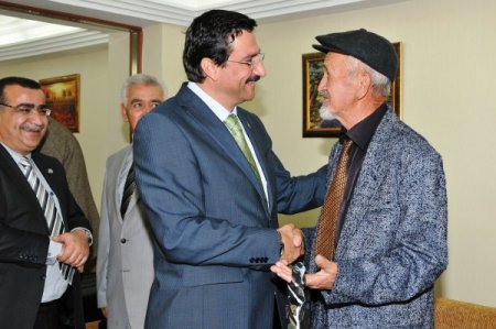 Başkan Ak, huzurevi sakinlerini yalnız bırakmadı