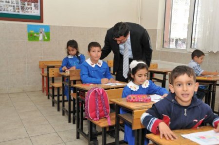 Başkan Ak, okula yeni başlayan minikleri ziyaret etti