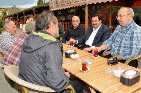 Başkan Ak, vatandaşla çay sohbetlerinde buluşuyor