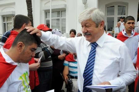 Başkan Akaydın engelli gençleri halay çekerek askere uğurladı