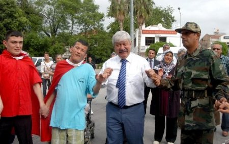 Başkan Akaydın engelli gençleri halay çekerek askere uğurladı