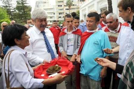 Başkan Akaydın engelli gençleri halay çekerek askere uğurladı