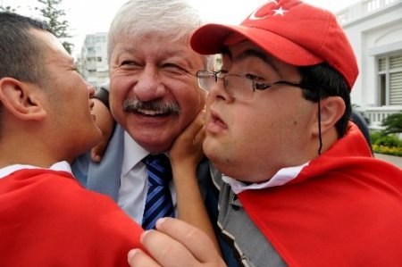 Başkan Akaydın engelli gençleri halay çekerek askere uğurladı