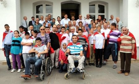 Başkan Akaydın engelli gençleri halay çekerek askere uğurladı