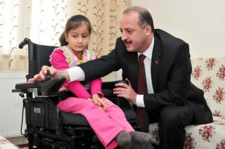 Başkan Akgül'den, minik Esmanur'a akülü sandalye
