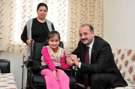 Başkan Akgül'den, minik Esmanur'a akülü sandalye