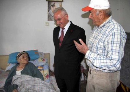 Başkan Akkaya, 97 Yaşındaki Emine Alptekin'i Evinde Ziyaret Etti