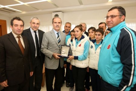Başkan Altepe, şampiyon sporcuları altınla ödüllendirdi