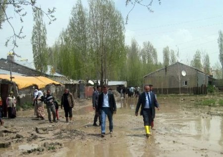 Başkan Arslan, Çizmeleri Giyip Selzedelerin Sorunlarını Dinledi