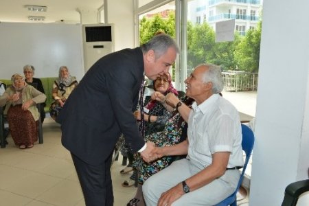 Başkan Böcek’ten yaşlılara anlamlı ziyaret