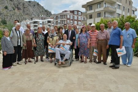 Başkan Böcek’ten yaşlılara anlamlı ziyaret