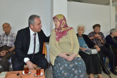 Başkan Böcek’ten yaşlılara anlamlı ziyaret