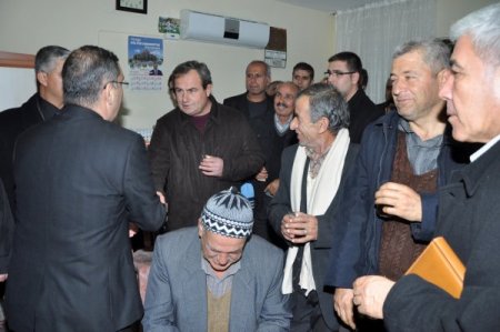 Başkan Çelikcan, vatandaşın ayağına giderek sorunlarını dinliyor