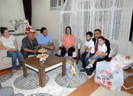 Başkan Çelikcan yeni doğan bebekleri evlerinde ziyaret ediyor