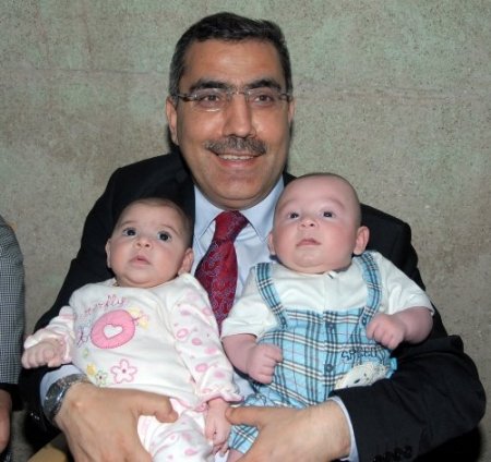 Başkan Çelikcan yeni doğan bebekleri evlerinde ziyaret ediyor