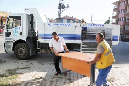 Başkan Çetin’den muhtarlıklara masa ve sandalye desteği