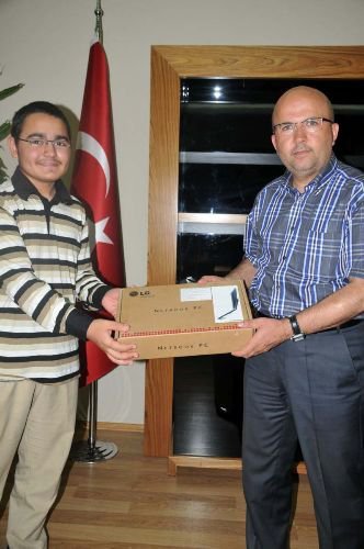 Başkan Çoban Sözünü Tuttu, Fen Lisesini Kazanan Öğrenciye Bilgisayar Hediye Etti