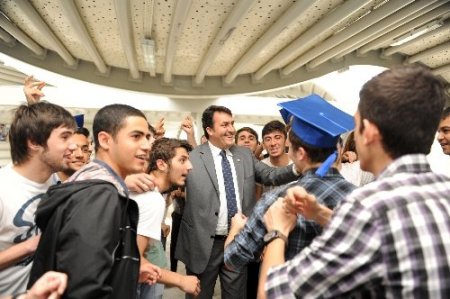 Başkan Dündar, liselilerin mezuniyet kutlamasına katıldı