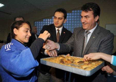 Başkan Dündar, milli judoculara baklava ikram etti