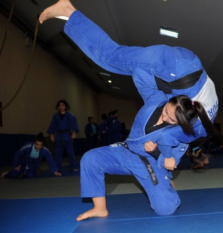 Başkan Dündar, milli judoculara baklava ikram etti