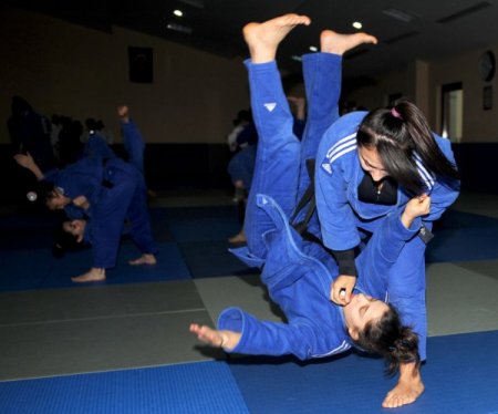 Başkan Dündar, milli judoculara baklava ikram etti