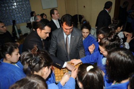 Başkan Dündar, milli judoculara baklava ikram etti