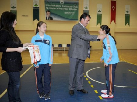 Başkan Dündar, rekortmen atletleri ödüllendirdi