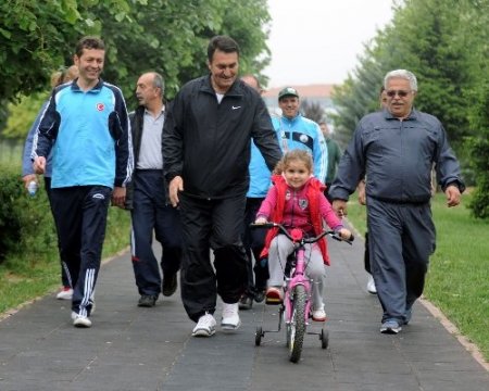 Başkan Dündar, vatandaşlarla birlikte yürüyüş yaptı