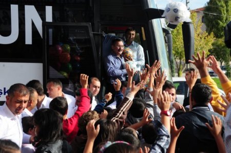 Başkan Gökçek, bayramda binlerce çocuğu hediyelerle sevindirdi