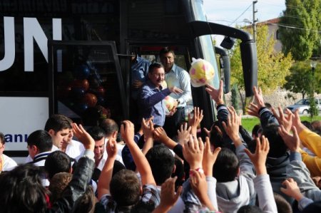 Başkan Gökçek, bayramda binlerce çocuğu hediyelerle sevindirdi