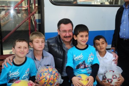 Başkan Gökçek, çocuklara top ve oyuncak dağıttı