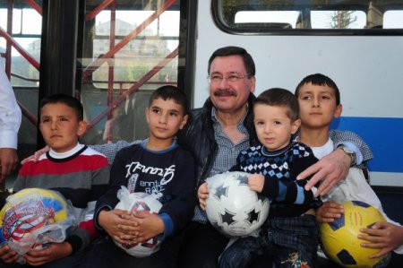 Başkan Gökçek, çocuklara top ve oyuncak dağıttı
