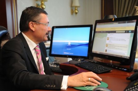 Başkan Gökçek, gençlere Twitter’dan iş teklifi yaptı