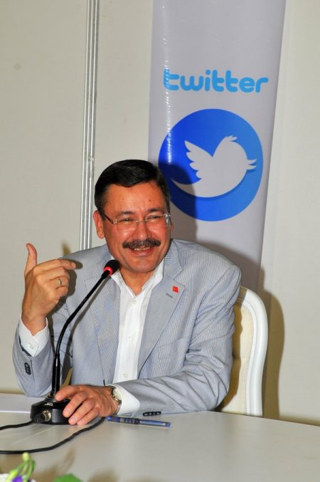 Başkan Gökçek, gençlere Twitter’dan iş teklifi yaptı